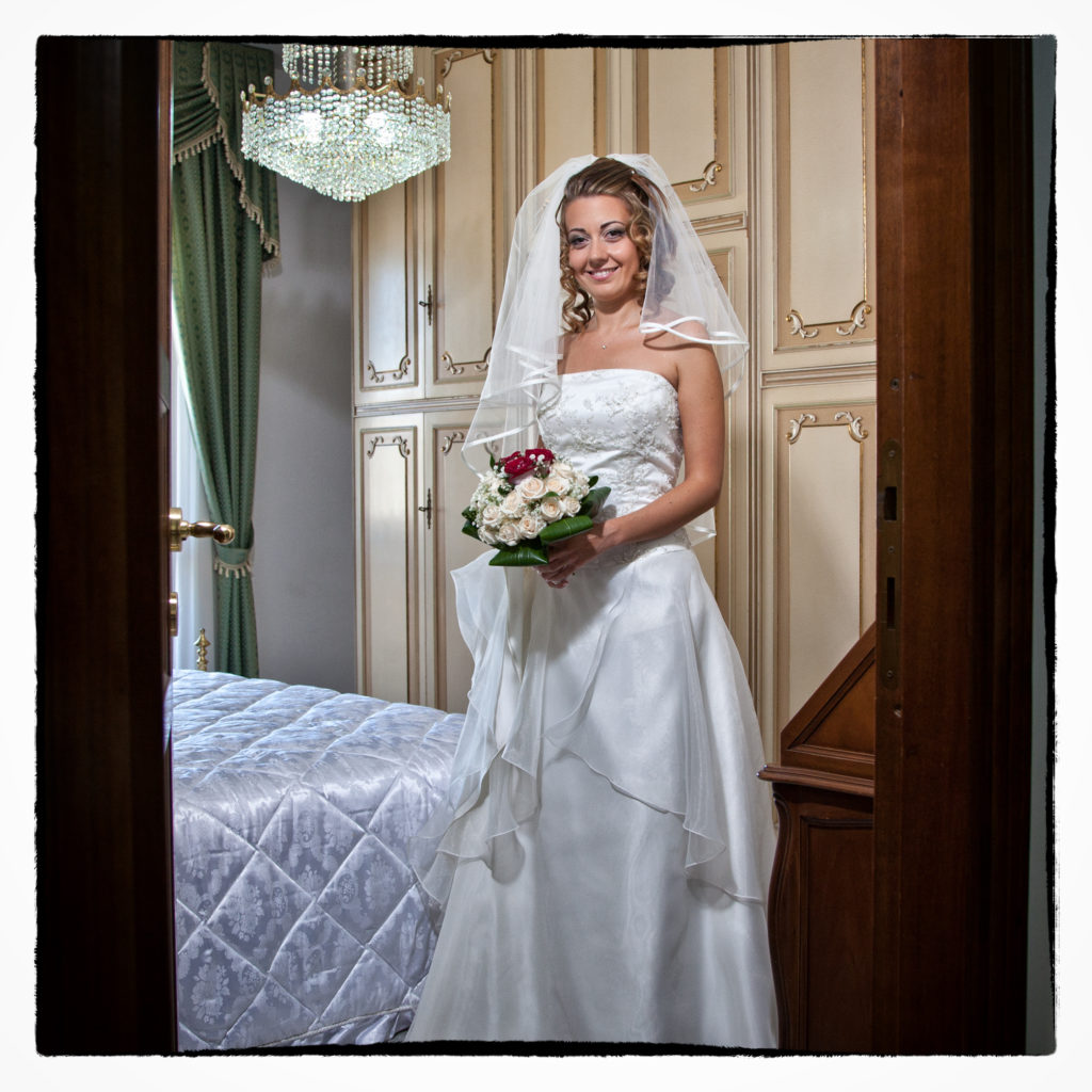 Sposa in camera da letto. Foto scattata in stile Fine Art dal fotografo olbiese Giuseppe Ortu. Fotografo matrimoni Olbia.