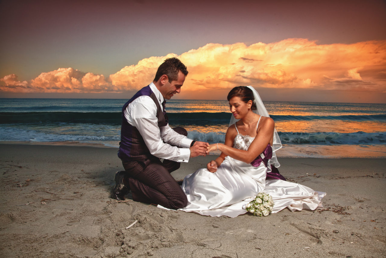 Coppa di sposini in riva al mare Olbiese. Foto scattata da Giuseppe Ortu Fotografo a Olbia specializzato in Matrimoni