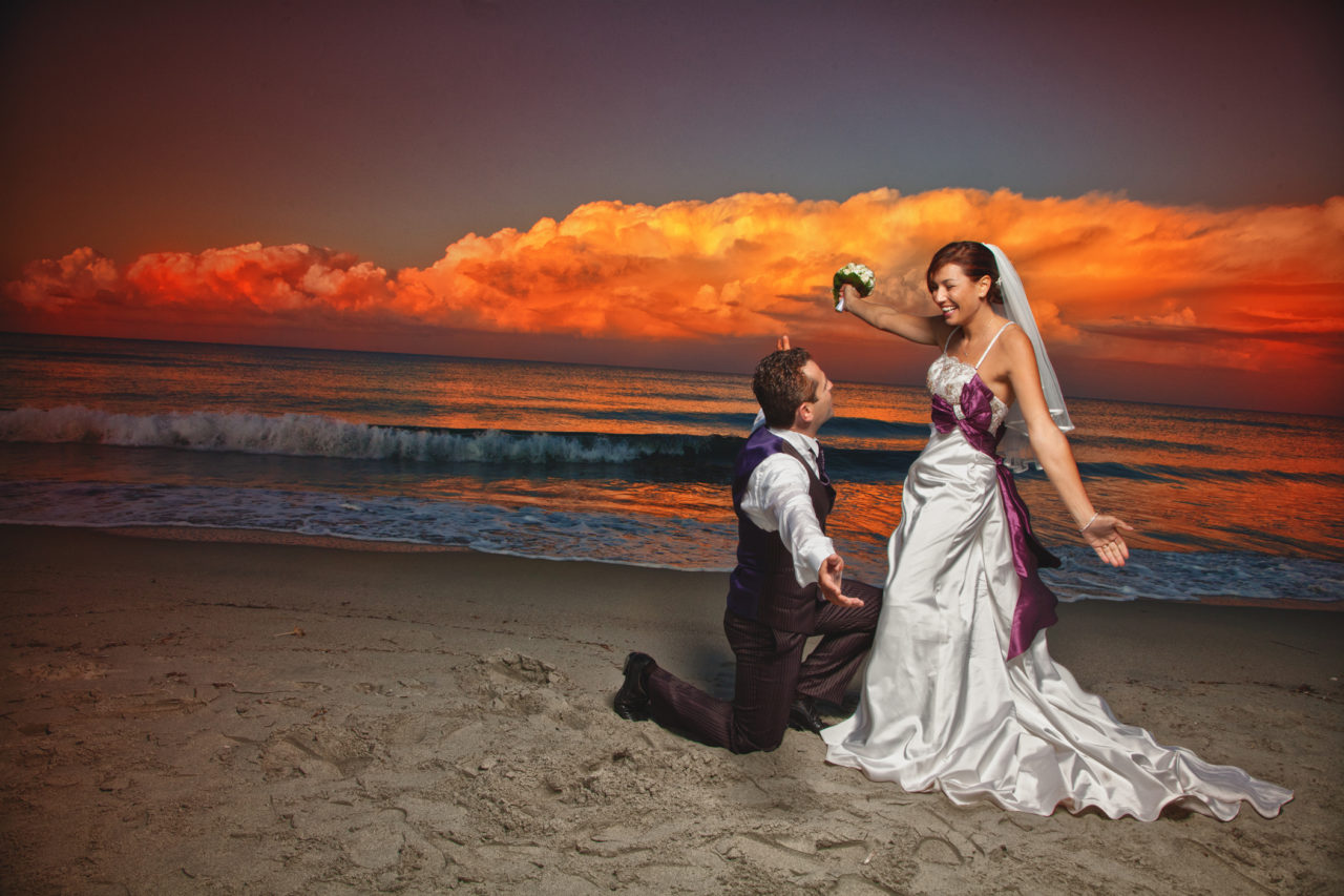 Sposi in riva al mare Olbiese. Foto scattata da Giuseppe Ortu fotografo specializzato in matrimoni a Olbia