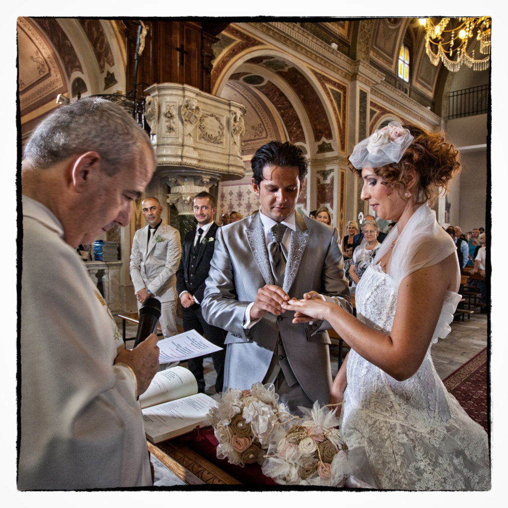 Sposo dona l'anello. Foto scattata in stile Fine Art dal fotografo olbiese Giuseppe Ortu. Fotografo matrimoni Olbia.