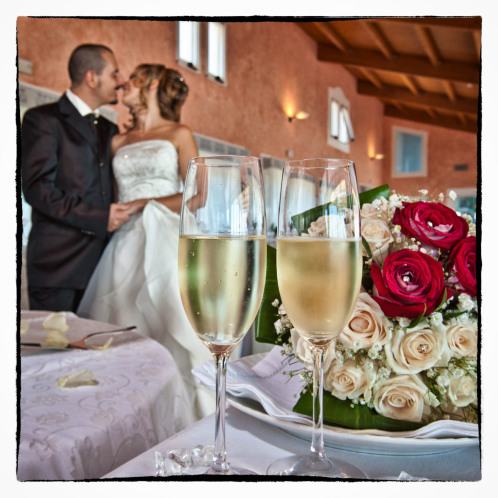 Bacio tra sposi al ristorante. Foto scattata in stile Fine Art dal fotografo olbiese Giuseppe Ortu. Fotografo matrimoni Olbia