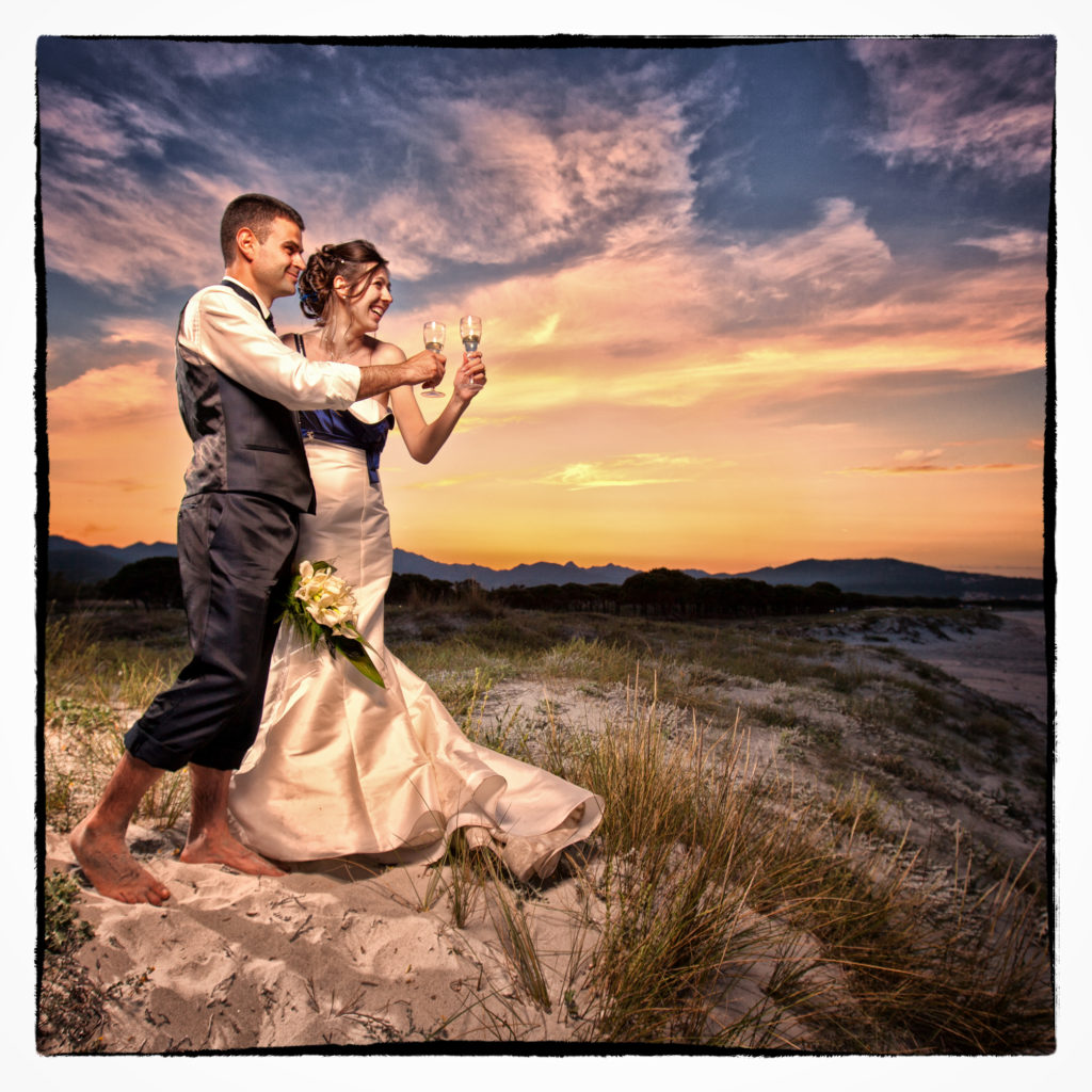 Scopi che brindano sulle dune olbiesi. Foto scattata in stile Fine Art dal fotografo olbiese Giuseppe Ortu. Fotografo matrimoni Olbia.