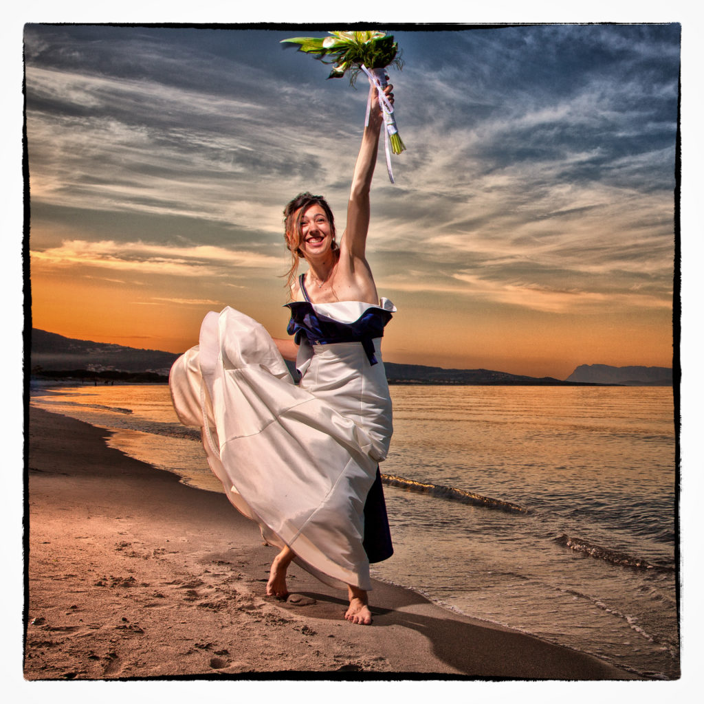 Sposa in riva al mare. Foto scattata in stile Fine Art dal fotografo olbiese Giuseppe Ortu. Fotografo matrimoni Olbia.