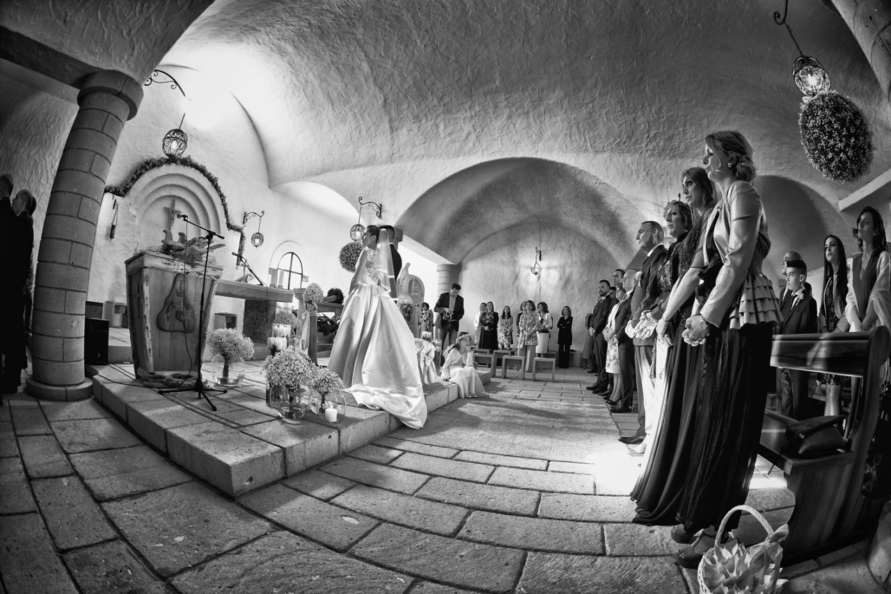 Cerimonia in bianco e nero. Foto scattata da Giuseppe Ortu fotografo specializzato in matrimoni a Olbia.