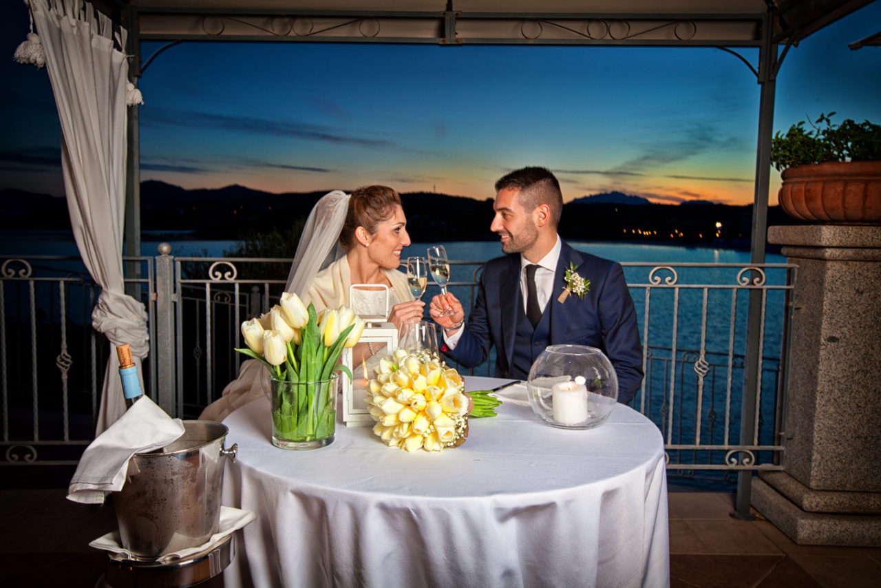 Sposi al banchetto vista mare. Foto scattata da Giuseppe Ortu fotografo specializzato in matrimoni a Olbia.