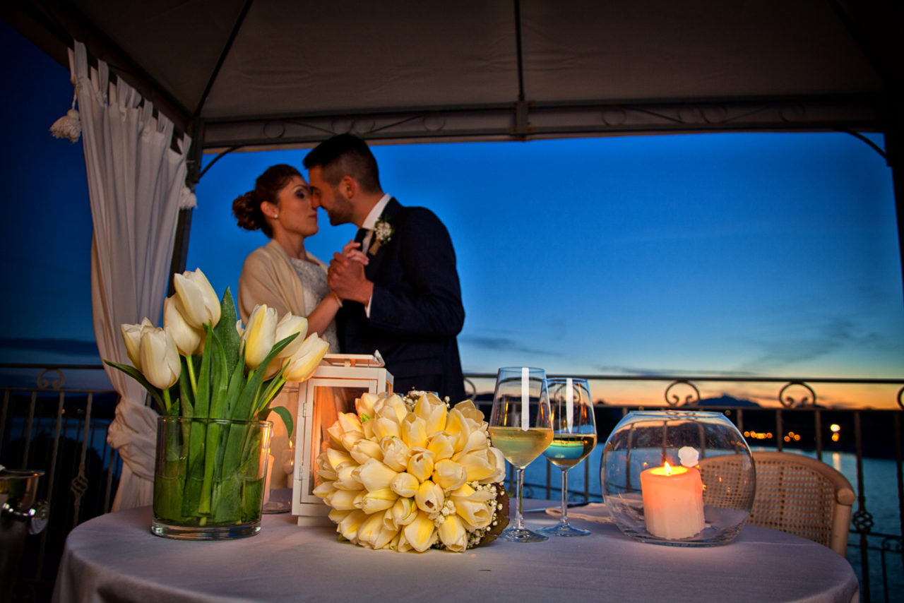 Bacio tra sposi vista mare. Foto scattata da Giuseppe Ortu fotografo specializzato in matrimoni a Olbia.