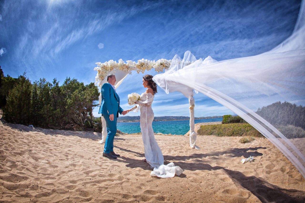 Sposi in riva al mare. Foto scattata da Giuseppe Ortu fotografo specializzato in matrimoni a Olbia.