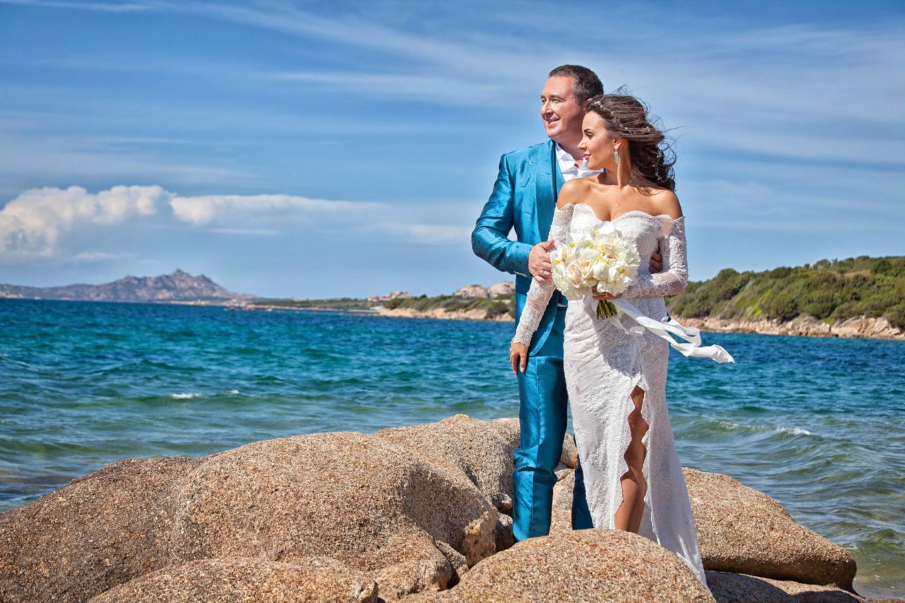 Sposi tra gli scogli a Olbia. Foto scattata da Giuseppe Ortu fotografo specializzato in matrimoni a Olbia.