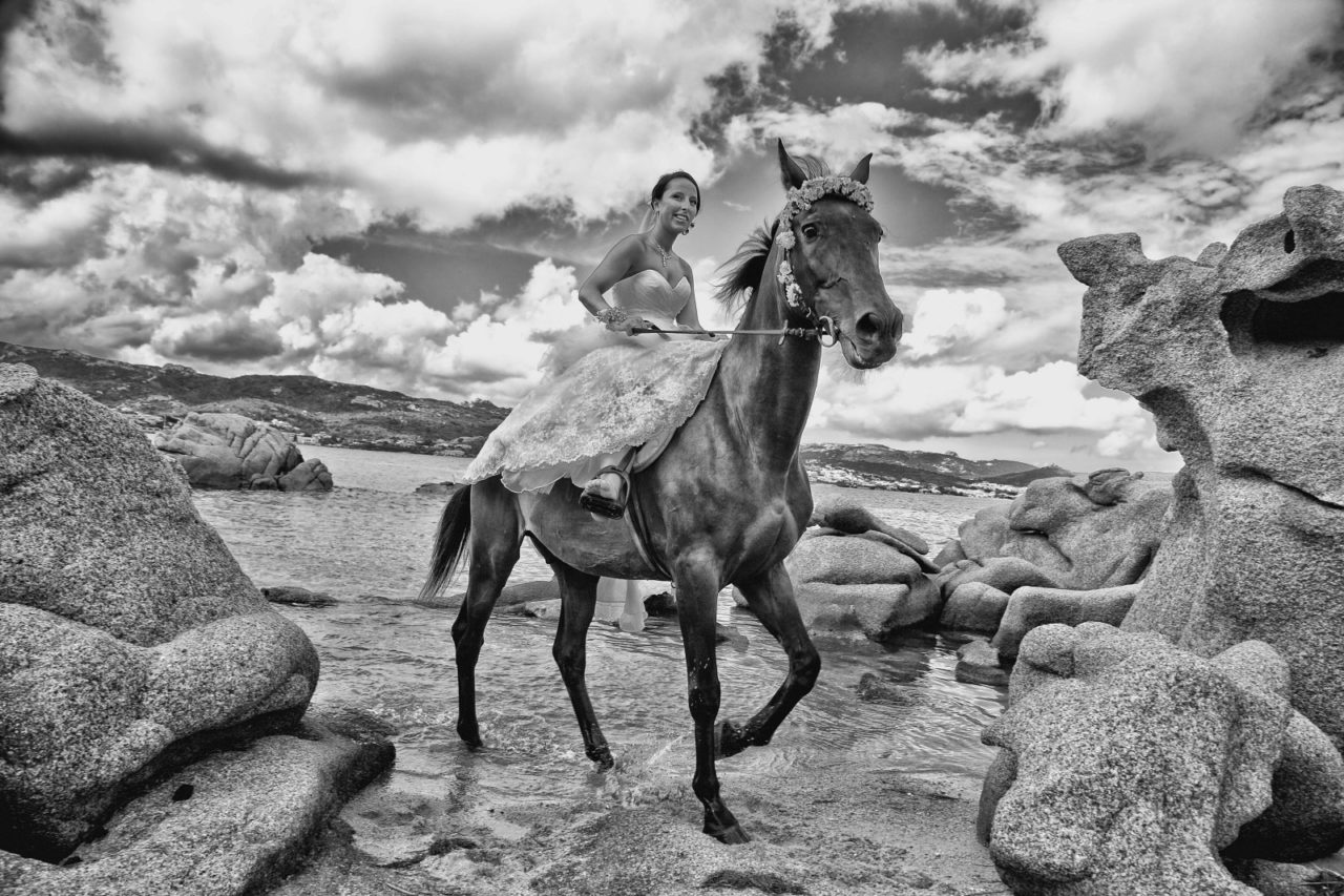 Sposa a cavallo sulla spiaggia Olbiese. Foto scattata da Giuseppe Ortu fotografo esperto in matrimoni