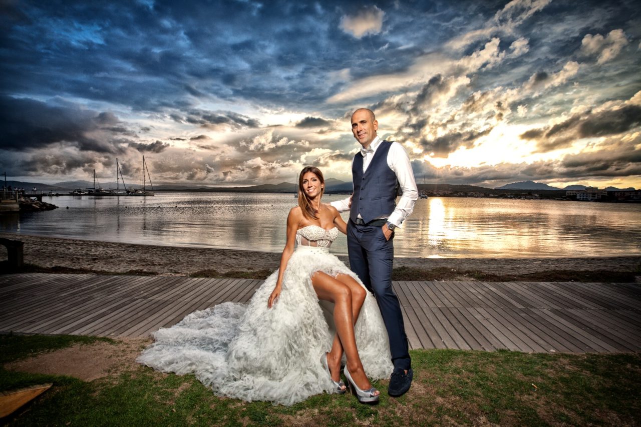 Coppia di sposi in riva al mare. Foto scattata da Giuseppe Ortu fotografo specializzato in matrimoni a Olbia
