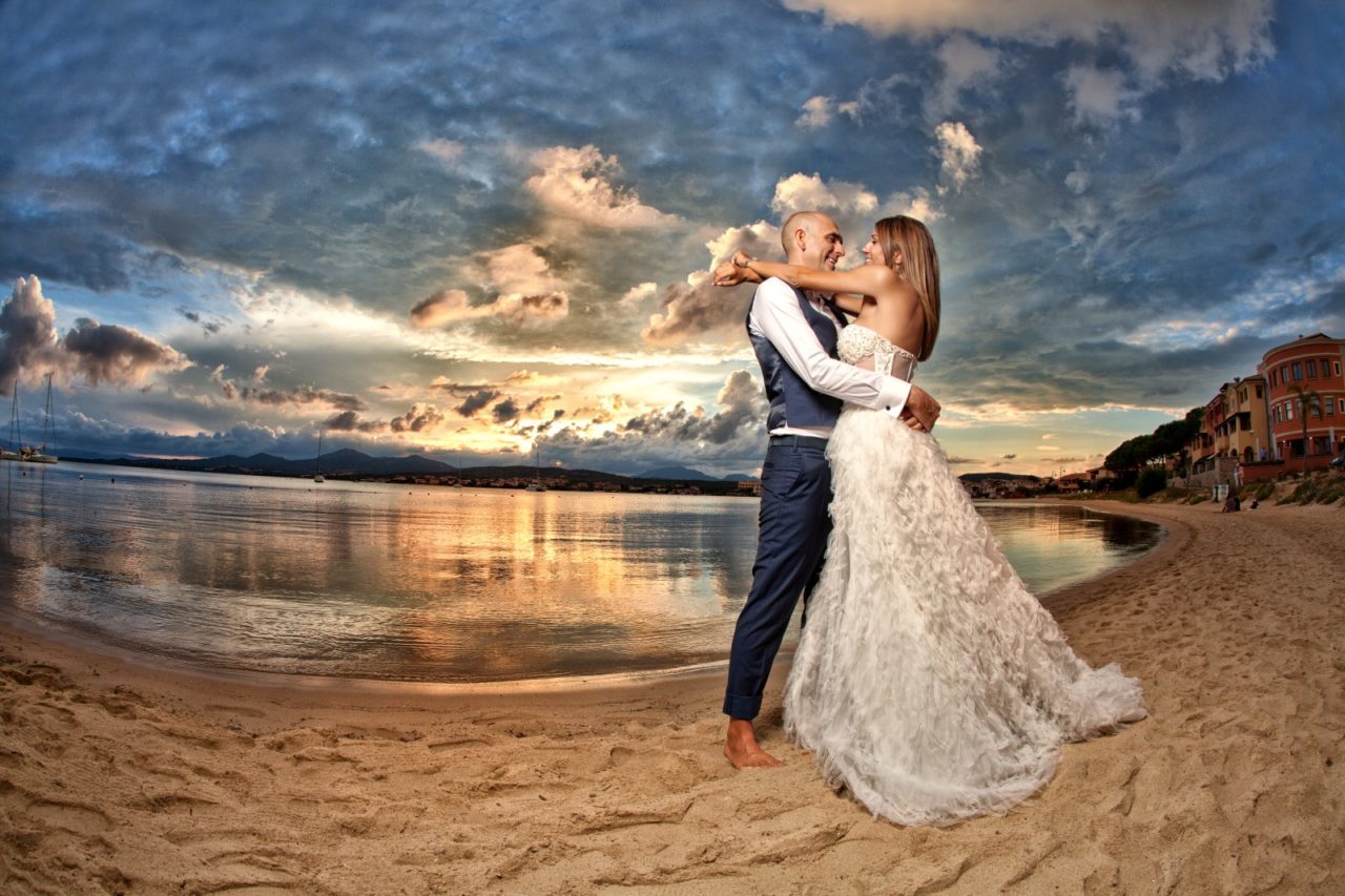 Coppia di sposini sul bagnasciuga. Foto scattata da Giuseppe Ortu fotografo specializzato in matrimoni a Olbia.