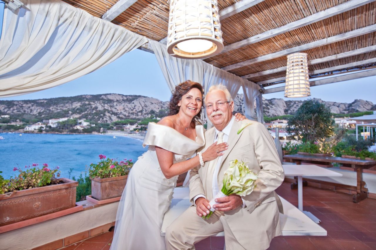 Sposi vista mare. Foto scattata da Giuseppe Ortu fotografo specializzato in matrimoni a Olbia.